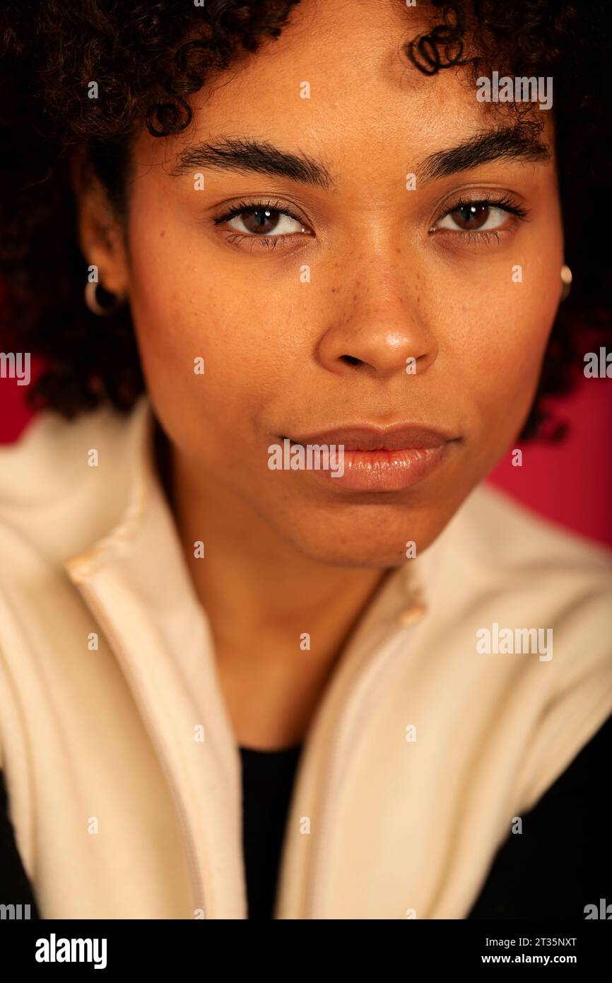 Junge Frau mit ernstem Ausdruck Stockfoto