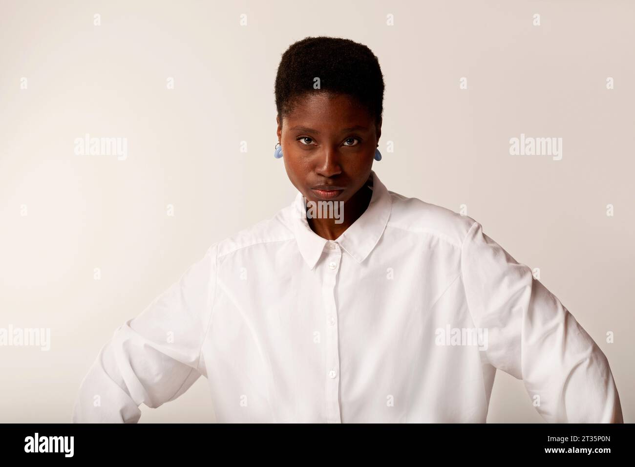 Junge Frau mit kurzen Haaren auf weißem Hintergrund Stockfoto