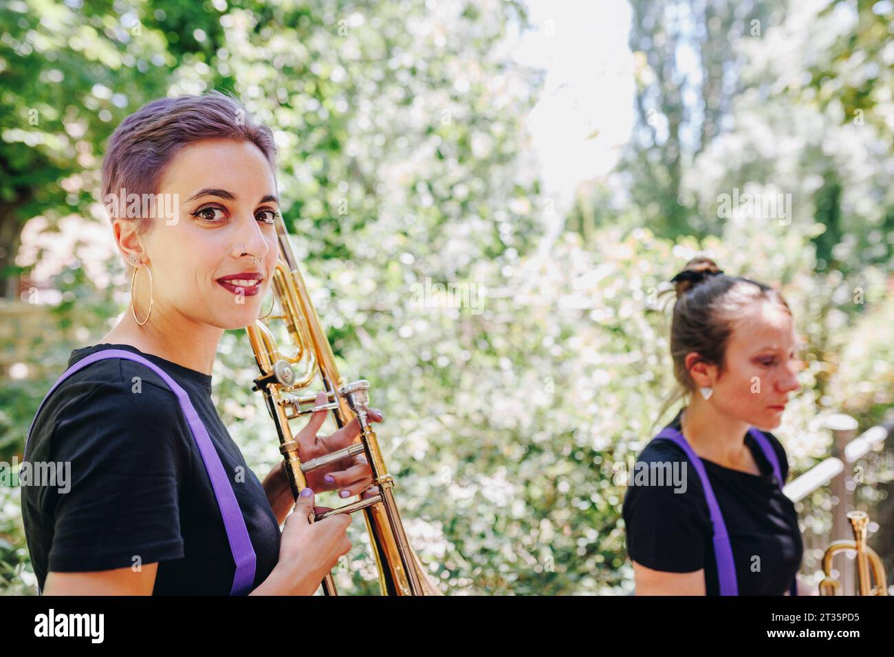 Frau mit kurzen Haaren, die Trompete hält Stockfoto