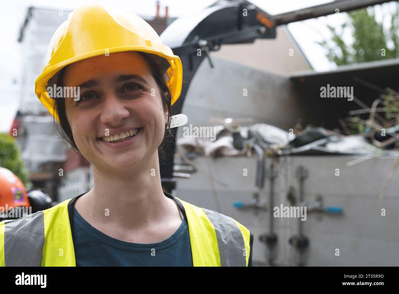 Lächelnder Arbeiter am Kipper Stockfoto