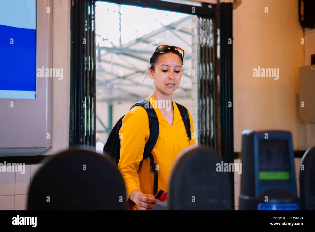 Frau mit Rucksack mit Geldautomat Stockfoto