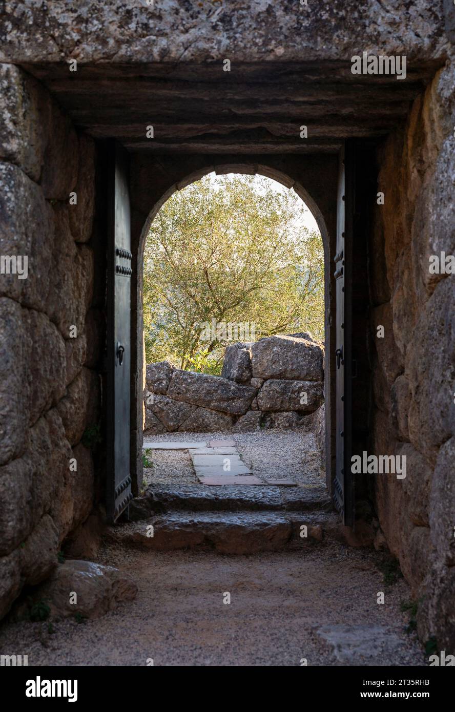 Griechenland, Epirus, offenes Tor in Nekromanteion von Acheron Stockfoto