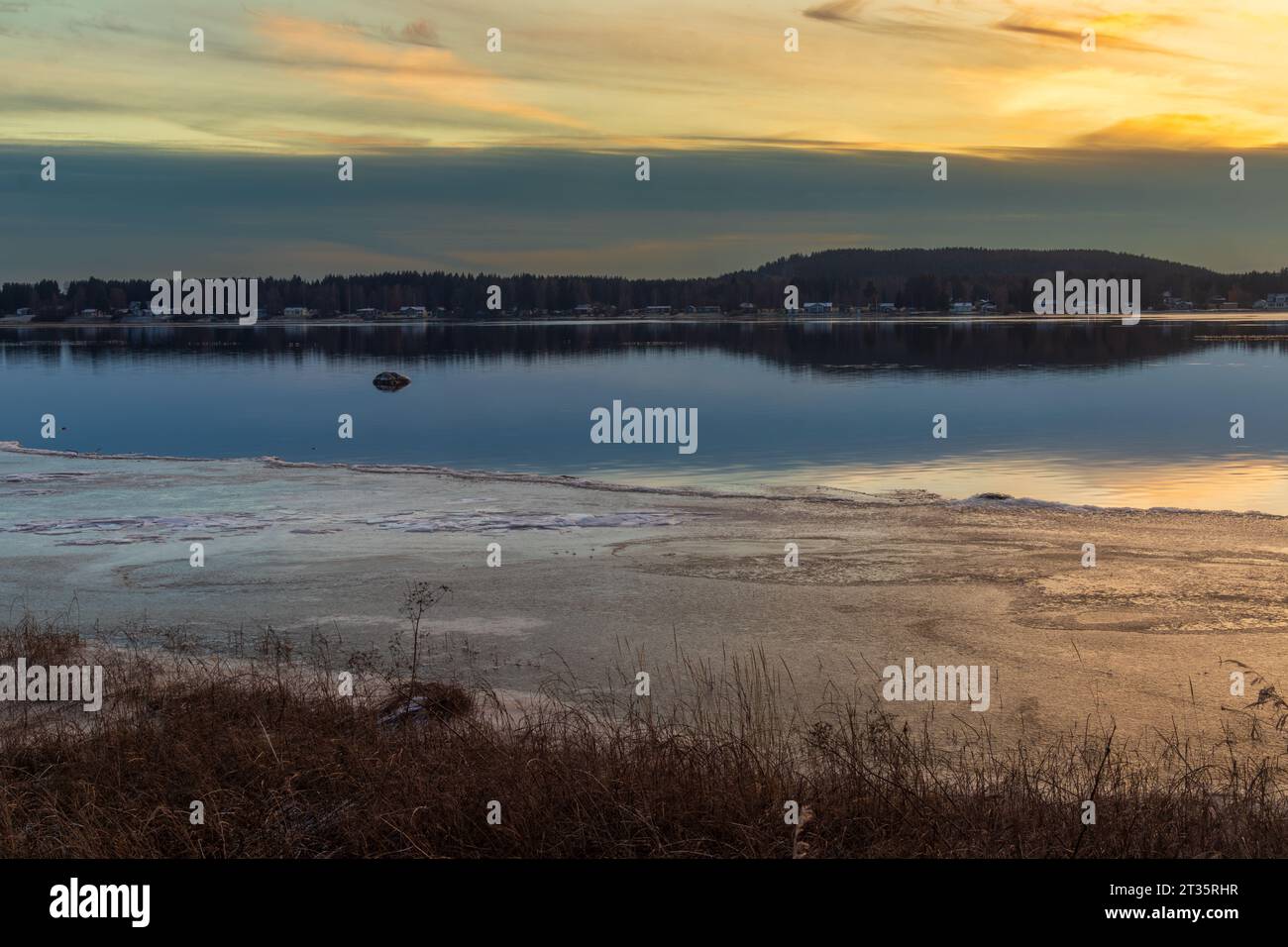 Sonnenuntergang in frostiger Landschaft Stockfoto