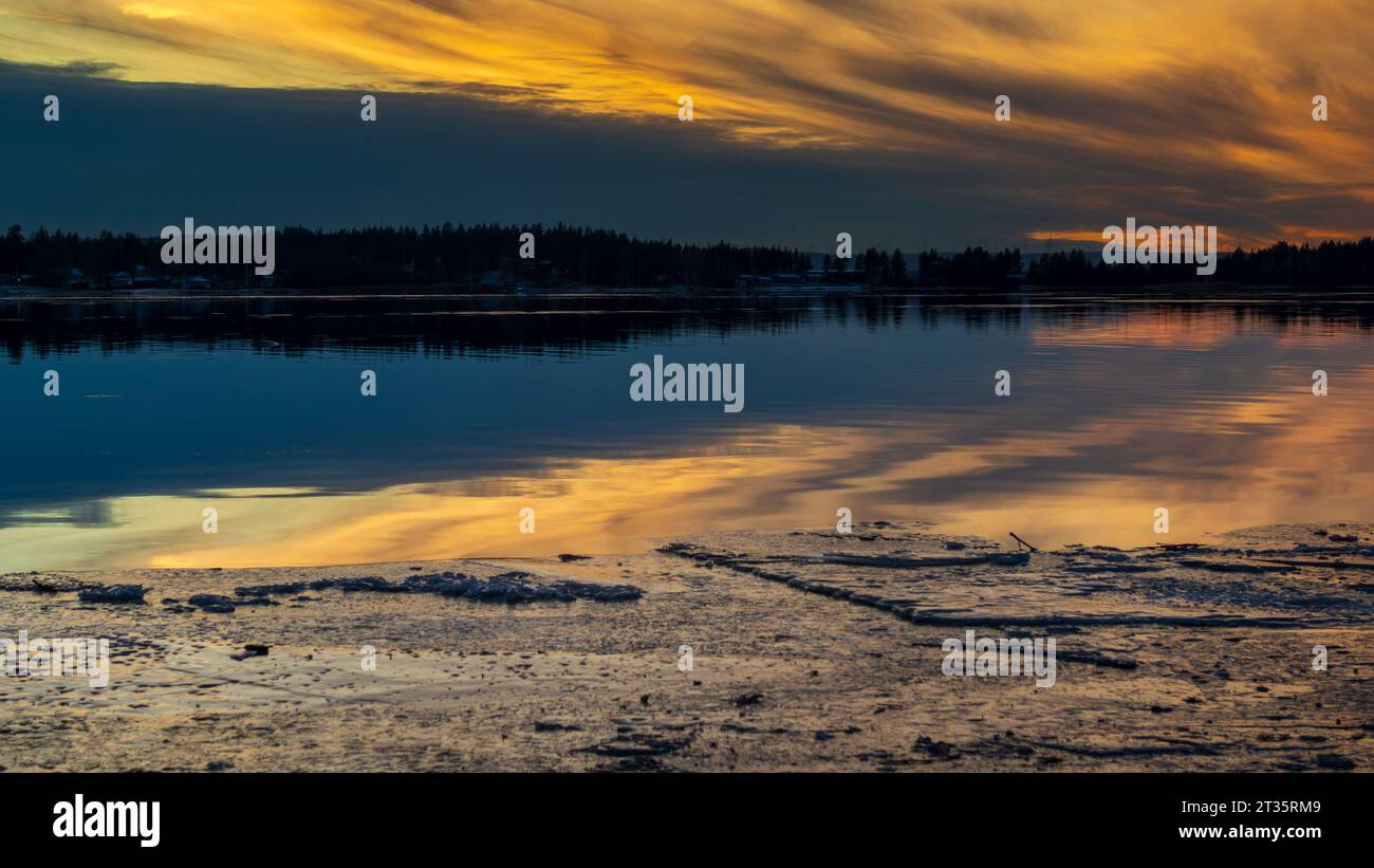 Sonnenuntergang mit Reflexionen im frostigen See Stockfoto