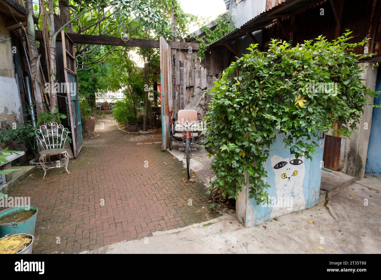 Eingang zum Restaurant Baan Rim Naam im Viertel Talat Noi - Bangkok - Thailand, Dezember 2022 *** Eintritt zum Restaurant Baan Rim Naam in Talat Noi Bangkok Thailand, Dezember 2022 Credit: Imago/Alamy Live News Stockfoto