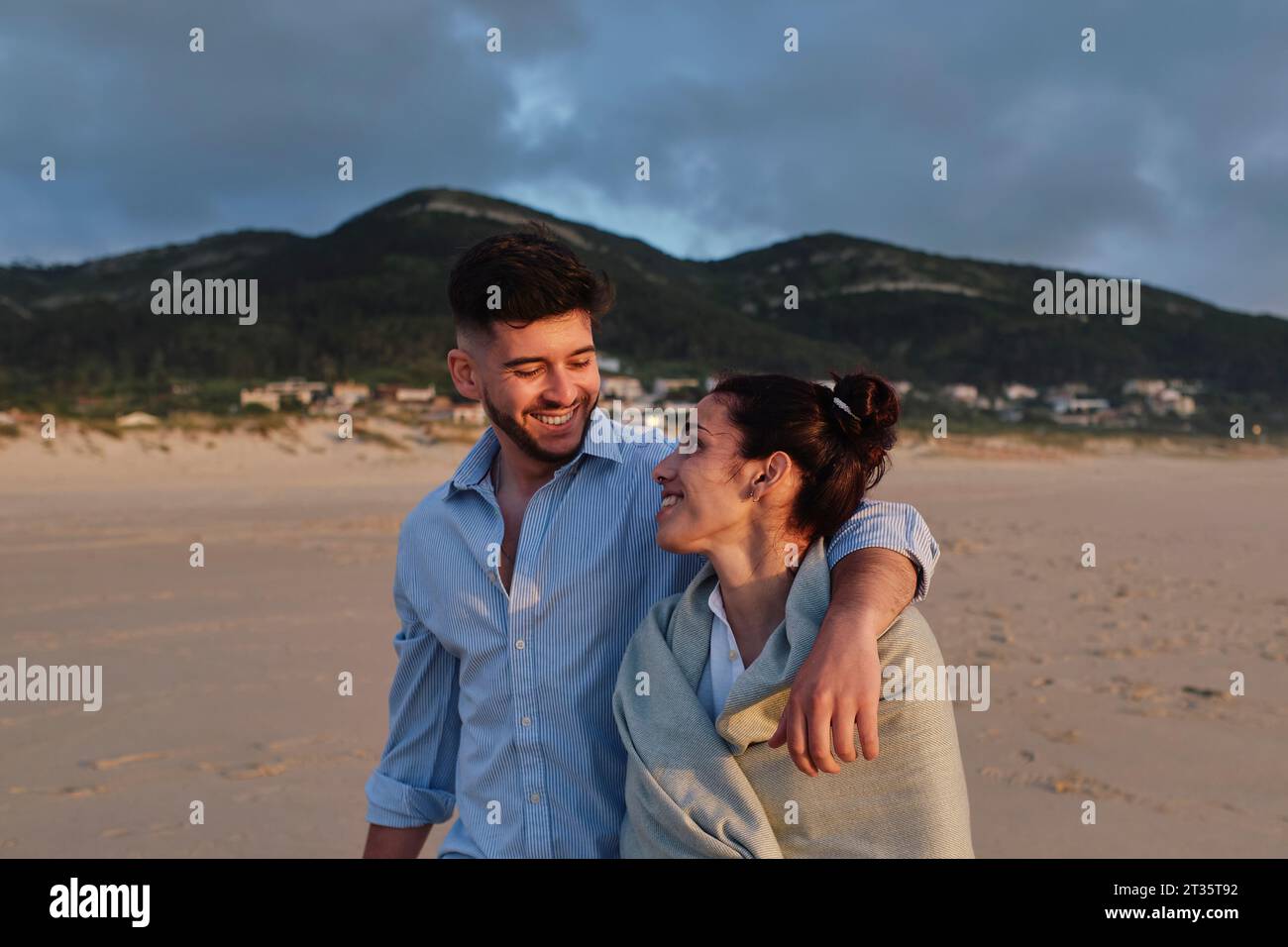 Glückliches junges Paar, das Freizeit am Strand verbringt Stockfoto