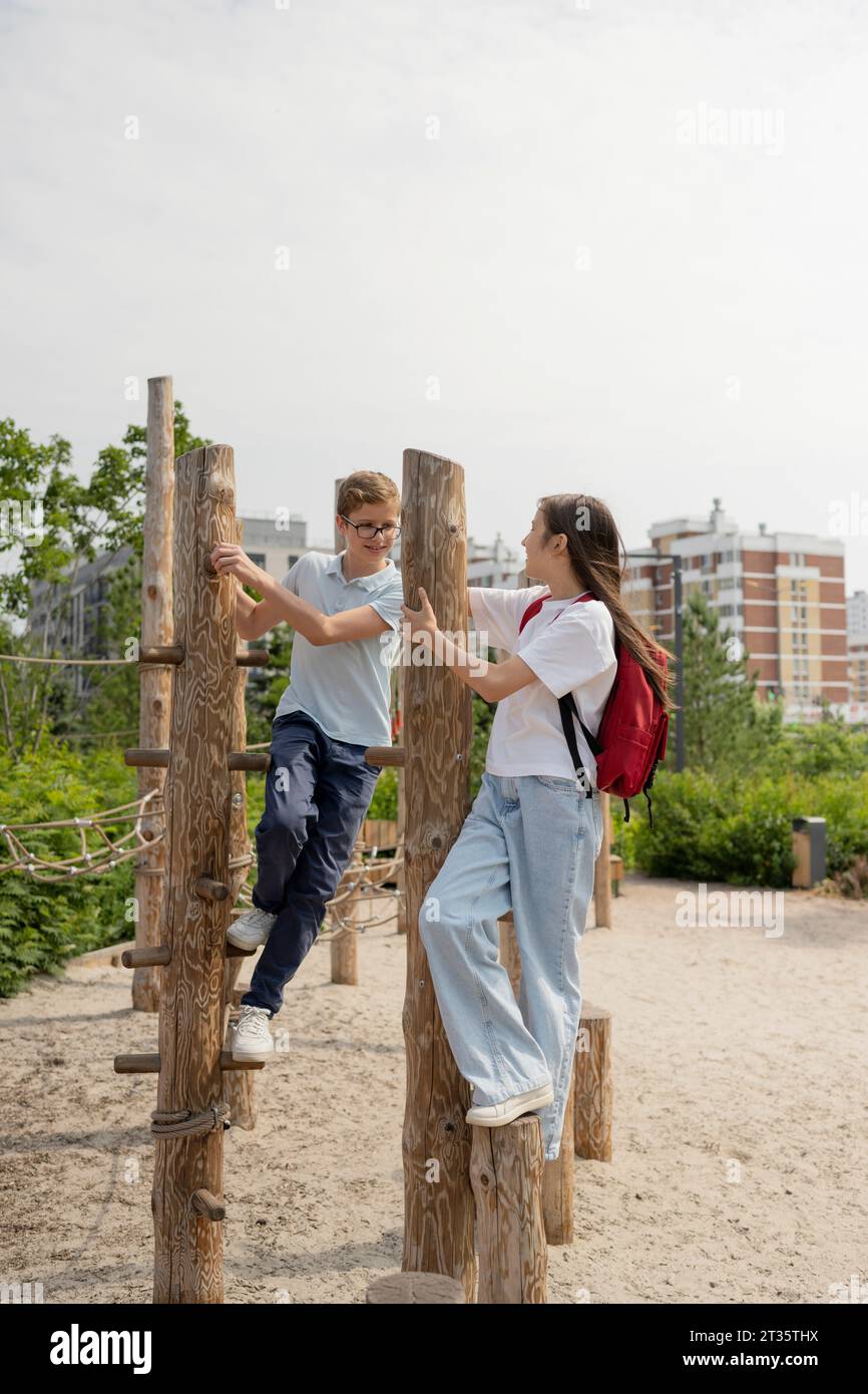 Zwei Kinder oben klettern Mast trägt Blue Jeans, viele Taschen