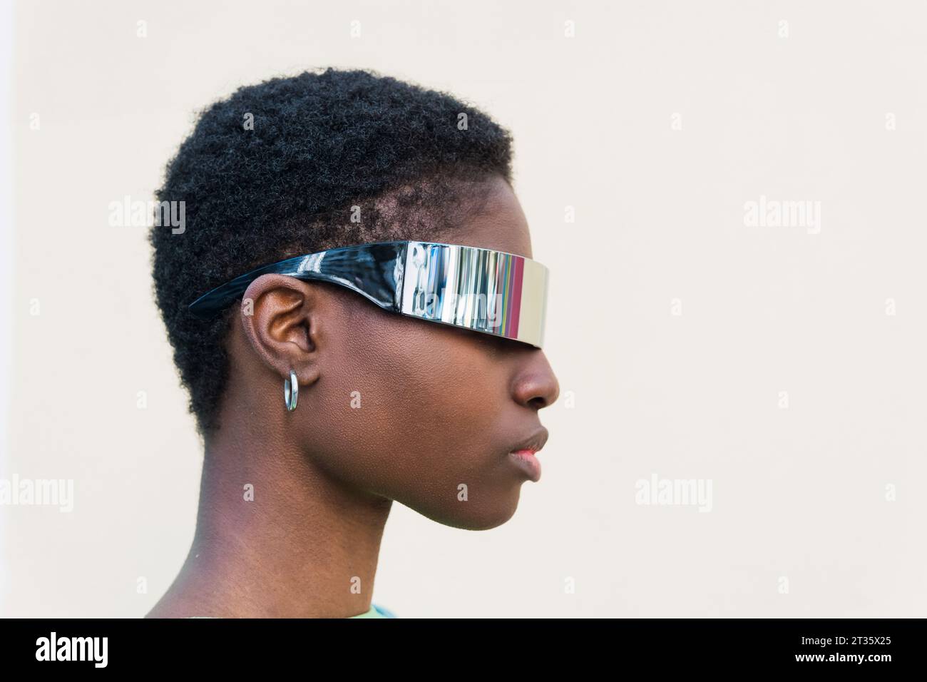 Eine junge Frau mit kurzen Haaren, die eine kluge Brille trägt Stockfoto