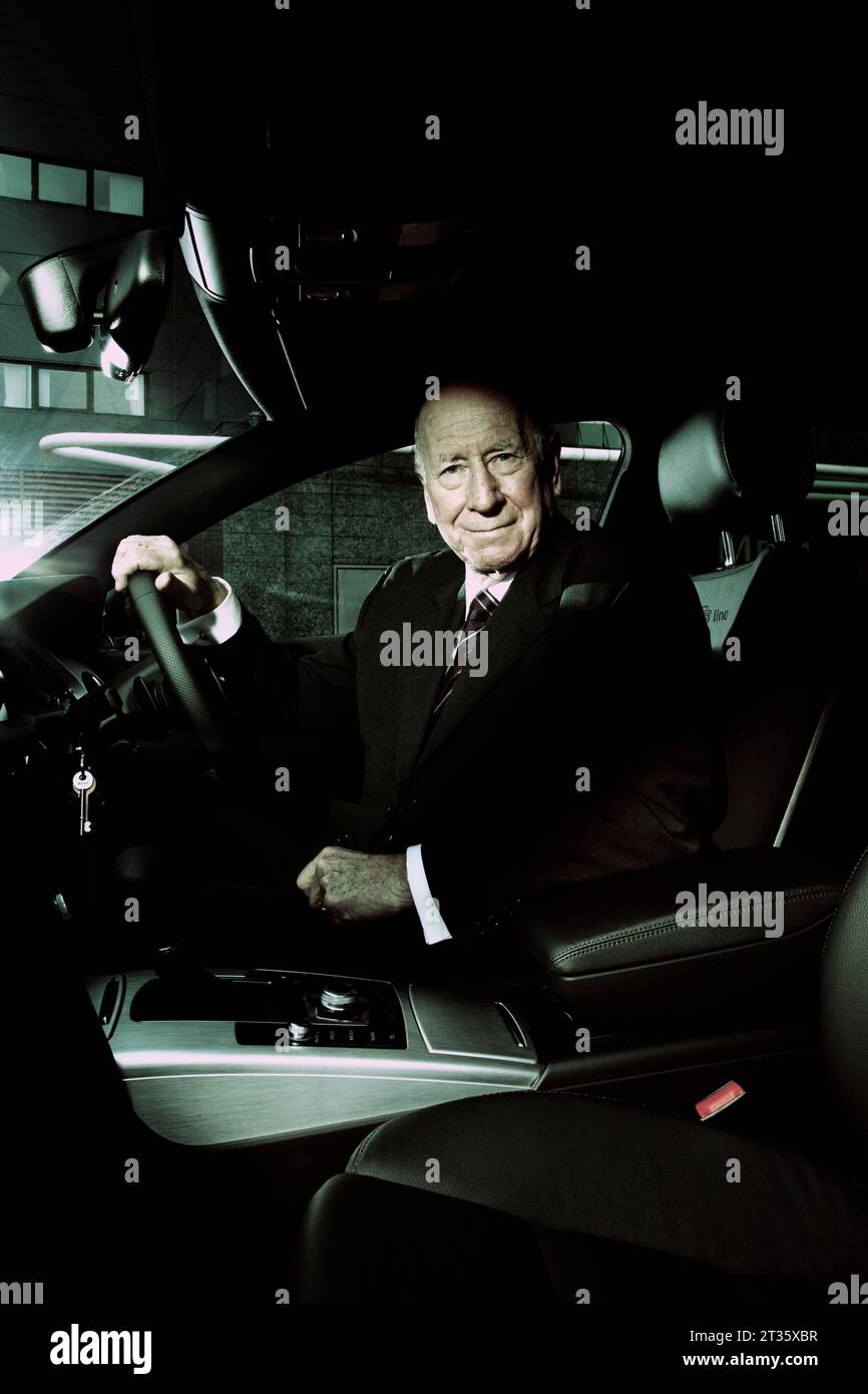 Sir Bobby Charlton mit seinem Audi A6 auf dem Manchester United Fußballplatz Old Trafford UK Stockfoto