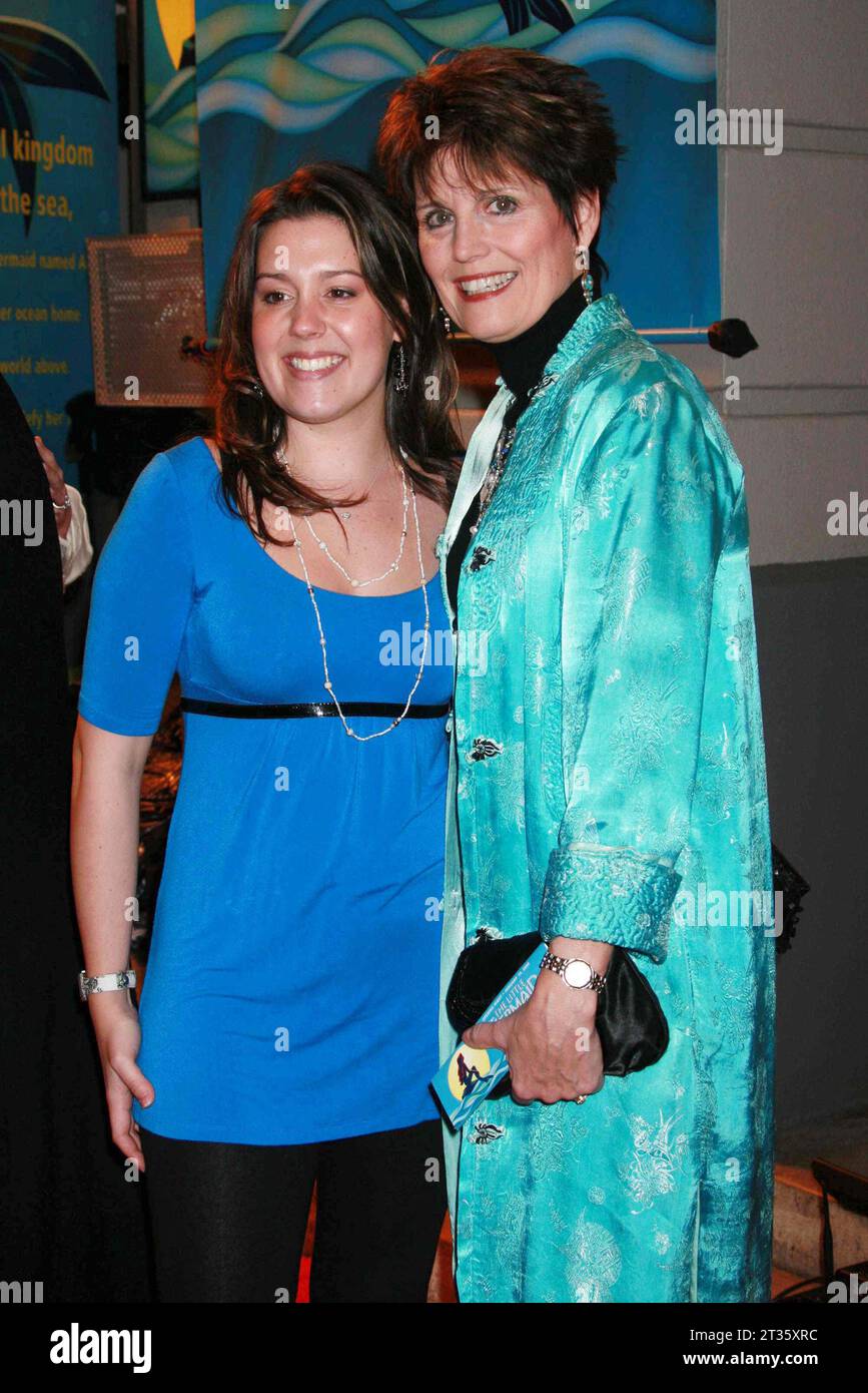 Lucie Arnaz und ihre Tochter Katharine Luckinbill nehmen am 10. Januar 2008 an der Eröffnungsnacht der Broadway-Produktion von „The Little Mermaid“ im Lunt-Fontanne Theater in New York Teil. Foto: Henry McGee/MediaPunch Stockfoto