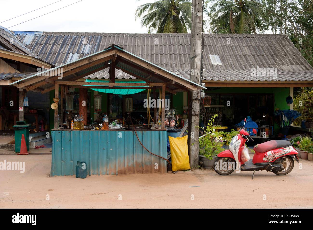 Tankstelle in Ban Ting Rai - Koh Jum - Thailand, Januar 2023 *** Tankstelle in Ban Ting Rai Koh Jum Thailand, Januar 2023 Credit: Imago/Alamy Live News Stockfoto