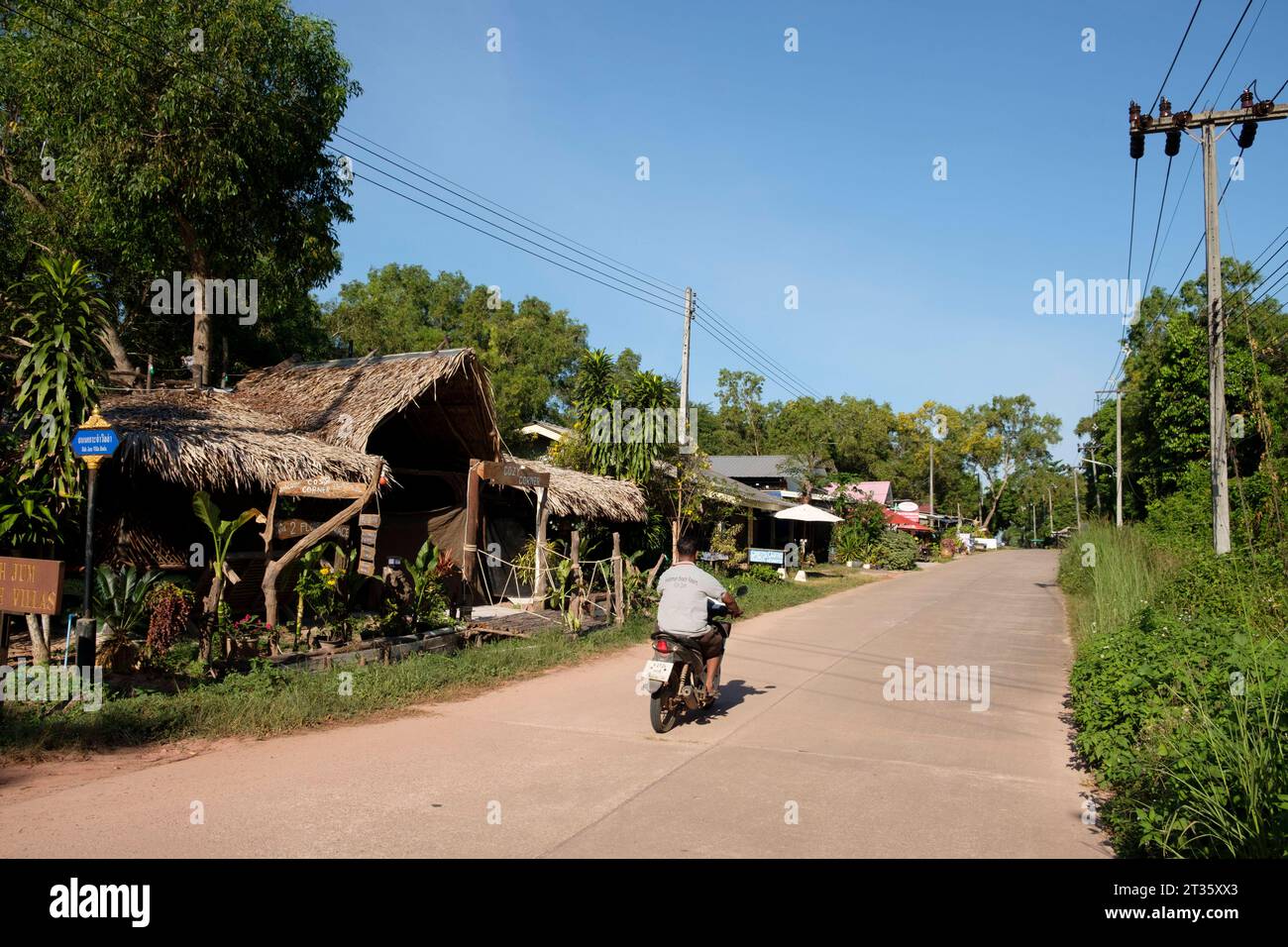 Hauptstrasse bei der Golden Pearl Beach - Koh Jum - Thailand, Januar 2023 *** Hauptstraße am Golden Pearl Beach Koh Jum Thailand, Januar 2023 Credit: Imago/Alamy Live News Stockfoto