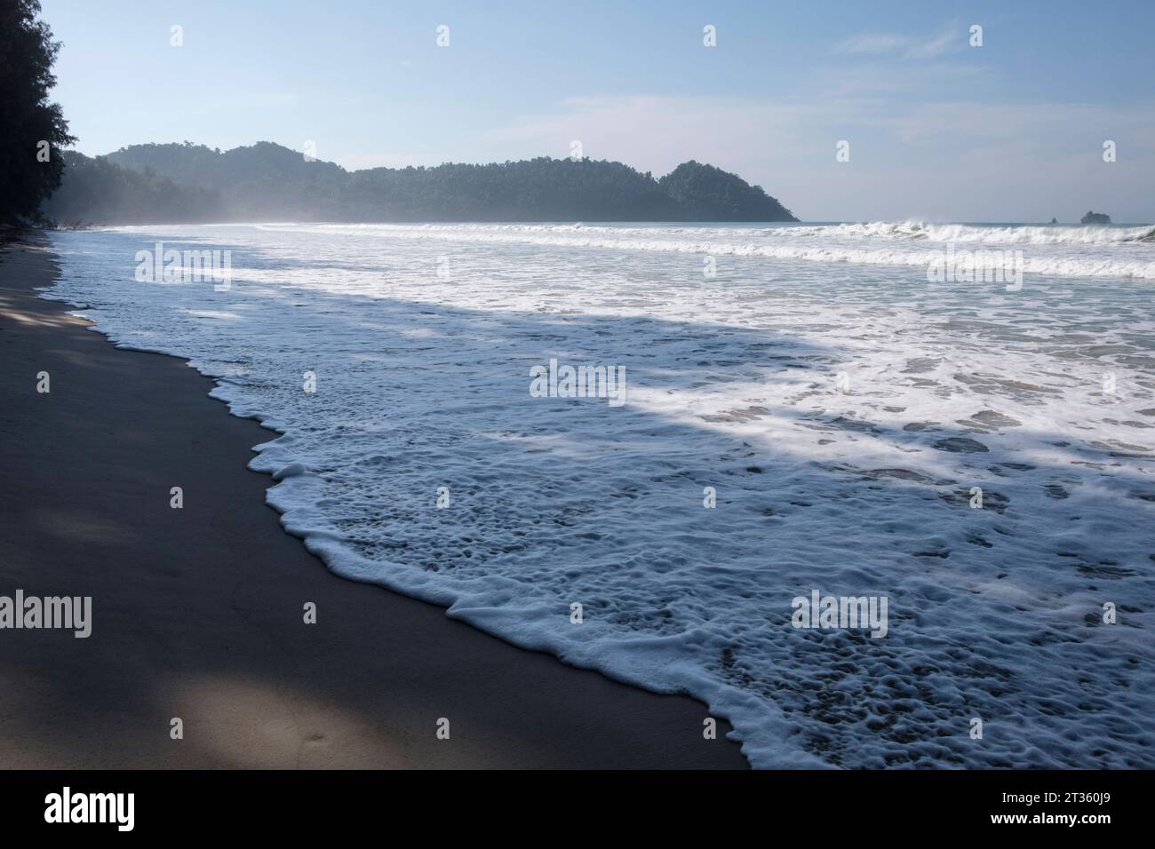 AOW Yai Beach bei Flut - Koh Phayam - Thailand, Dezember 2022 *** AOW Yai Beach at High Tide Koh Phayam Thailand, Dezember 2022 Credit: Imago/Alamy Live News Stockfoto