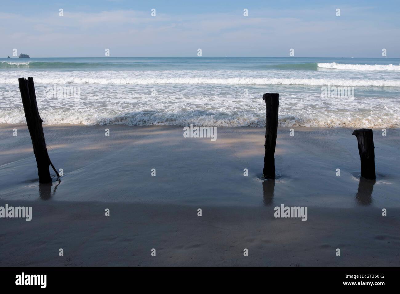 AOW Yai Beach bei Flut - Koh Phayam - Thailand, Dezember 2022 *** AOW Yai Beach at High Tide Koh Phayam Thailand, Dezember 2022 Credit: Imago/Alamy Live News Stockfoto