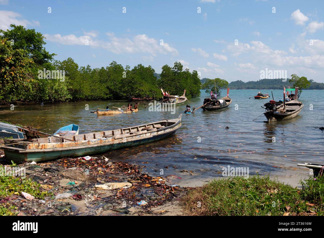 Die Kinder der Moken spielen im Wasser in der Bucht vor dem Moken-Dorf - Koh Phayam - Thailand, Dezember 2022 *** Moken Kinder spielen im Wasser in der Bucht vor dem Moken-Dorf Koh Phayam Thailand, Dezember 2022 Credit: Imago/Alamy Live News Stockfoto