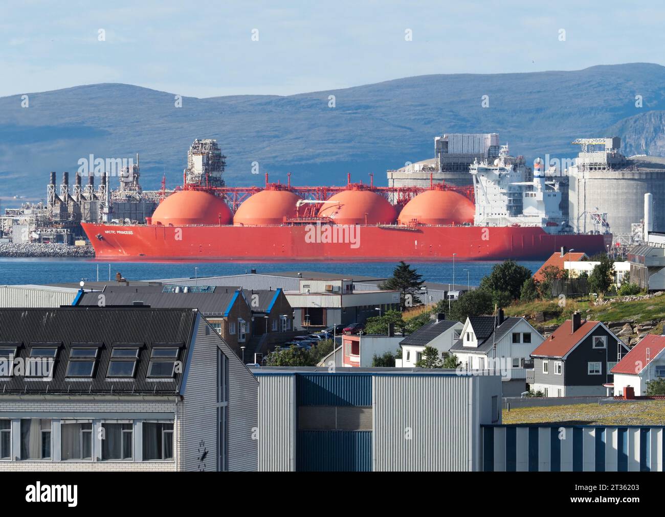 Hammerfest, Norwegen. August 2023. Der LNG-Tanker „Arctic Princess“ (LNG für Flüssigerdgas) liegt am Terminal in der Nähe des Hafens Hammerfest. Das Schiff ist 288 Meter lang, 49 Meter breit, transportiert Flüssigerdgas und fährt unter der Flagge Norwegens. Die LNG-Anlage ist eine der größten in Norwegen und wurde 2022 modernisiert. Norwegen ist ein wichtiger Gaslieferant für Europa. Im Vordergrund befinden sich Wohn- und Geschäftshäuser der Stadt Hammerfest, das Stadtzentrum befindet sich auf der Insel Kvalo. Quelle: Soeren Stache/dpa/Alamy Live News Stockfoto