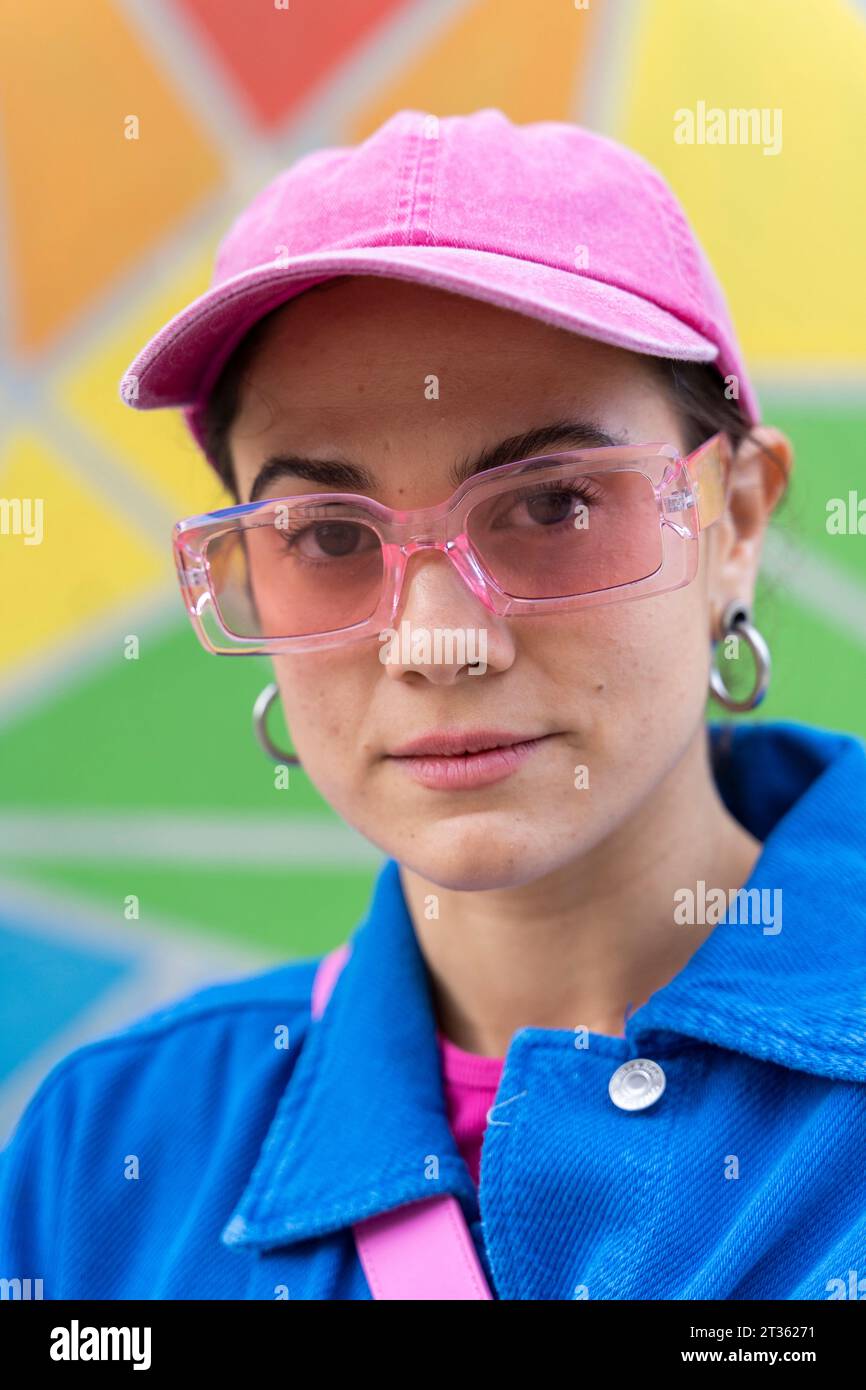 Frau mit rosafarbener Mütze und Sonnenbrille Stockfoto