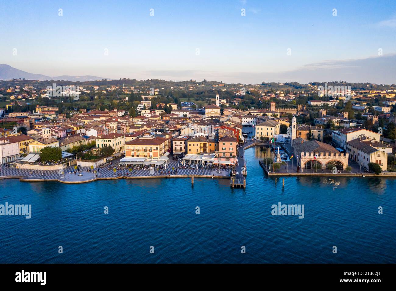 Italien, Veneto, Lazise, Luftaufnahme der Stadt am Ostufer des Gardasees Stockfoto