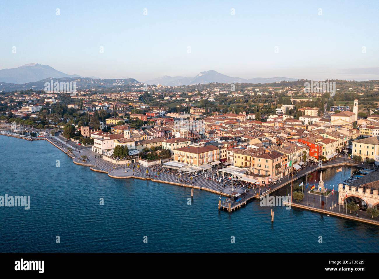 Italien, Veneto, Lazise, Luftaufnahme der Stadt am Ostufer des Gardasees Stockfoto
