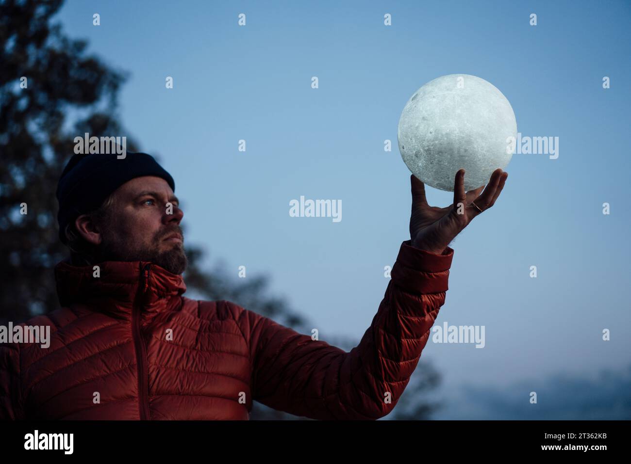 Ein Mann, der den künstlichen Mond unter dem Himmel ansieht Stockfoto