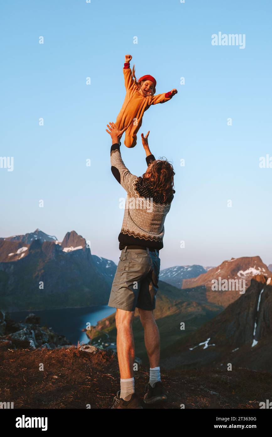 Familienurlaub Vater spielt mit Kind im Freien Spaß haben gemeinsam in den Bergen Vater wirft Tochter in die Luft Vatertag Norwegen Landsc Stockfoto