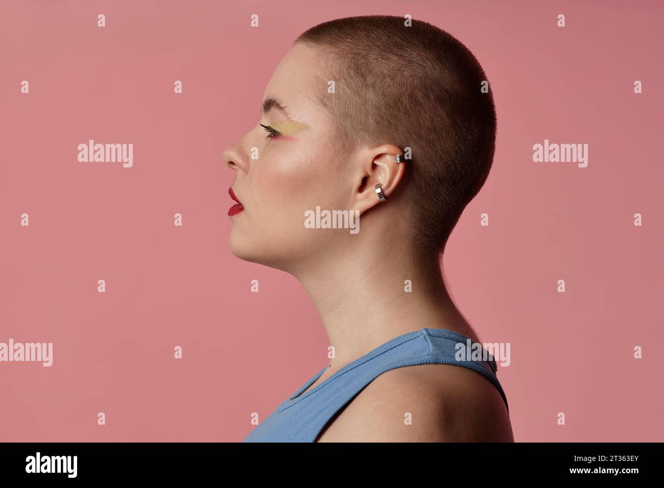 Frau mit kurzen Haaren vor rosa Hintergrund Stockfoto