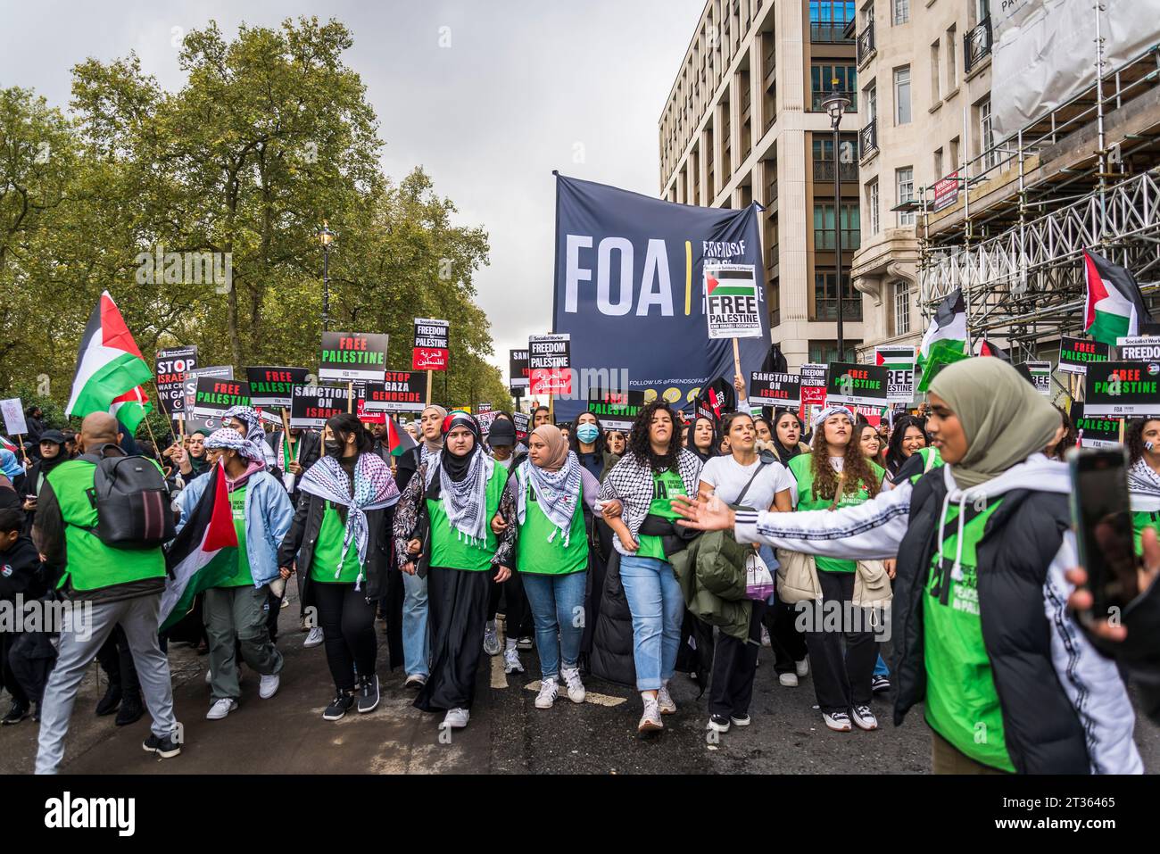 Friends of Al-Aqsa (FOA), eine anti-israelische NRO, die 1997 in Großbritannien bei der pro-palästinensischen Proteste in Zentral-London am 21.10.2023, England, gegründet wurde, Stockfoto