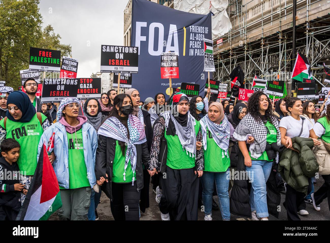 Friends of Al-Aqsa (FOA), eine anti-israelische NRO, die 1997 in Großbritannien bei der pro-palästinensischen Proteste in Zentral-London am 21.10.2023, England, gegründet wurde, Stockfoto