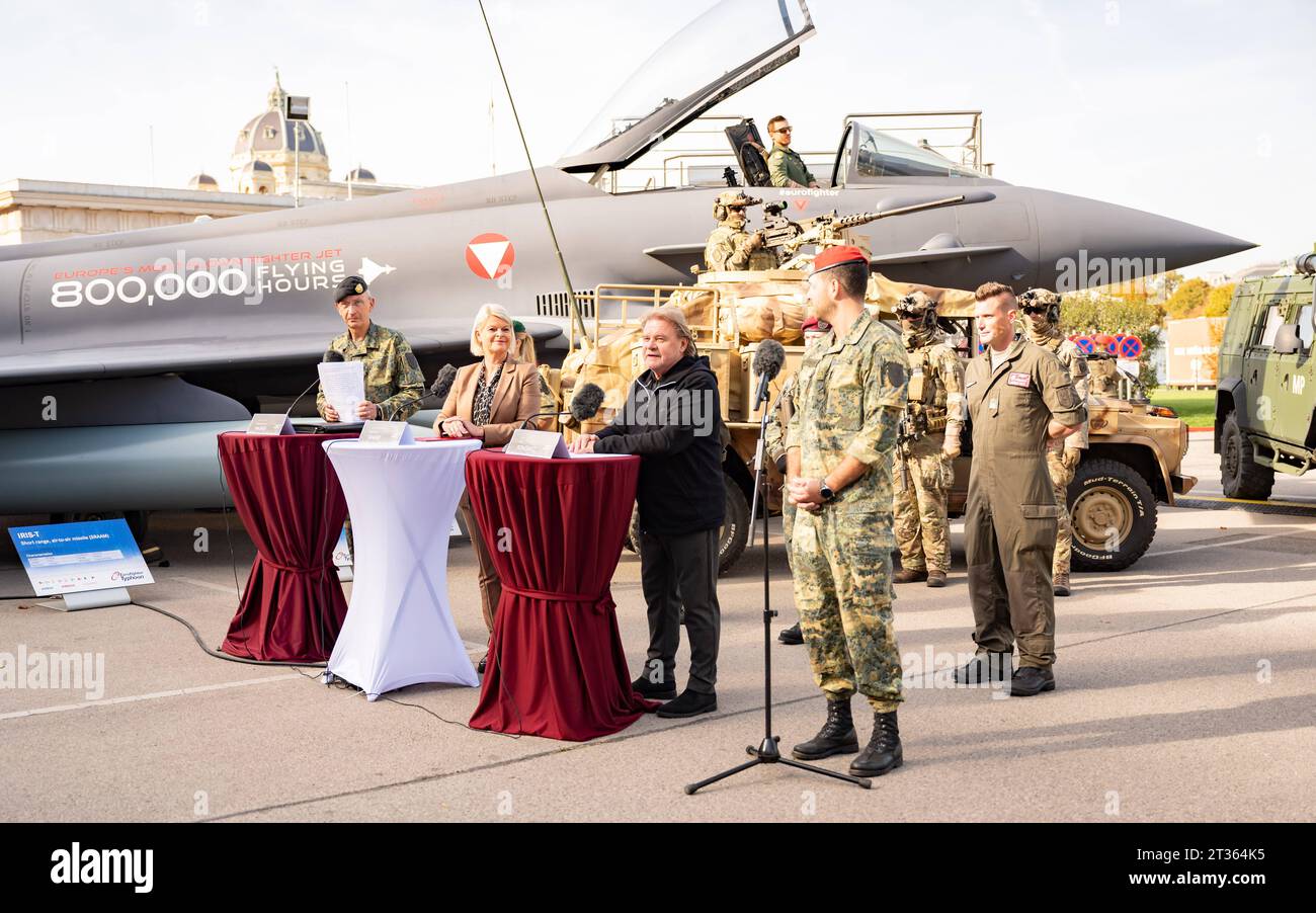 20231023 PK Militaerkommando Wien -Leistungsschau des Bundesheeres am Nationalfeiertag 2023 WIEN, OESTERREICH - 23. OKTOBER: Millitaerkommandant von Wien Brigadier Kurt Wagner, Bundesministerin für Landesverteidigung Klaudia Tanner und ORF Fernsehregisseur Kurt Pongratz waehrend der Pressekonferenz zur Informations- und Leistungsschau des Bundesheeres in Wien sowie zum geplanten Programm anlaesslich des Nationalfeiertags 2023 am Wiener Heldenplatz am 23.10.2023 in Wien, Oesterreich. 231023 SEPA 17 020 Copyright: XIsabellexOuvrardx SEPAxMedia Stockfoto