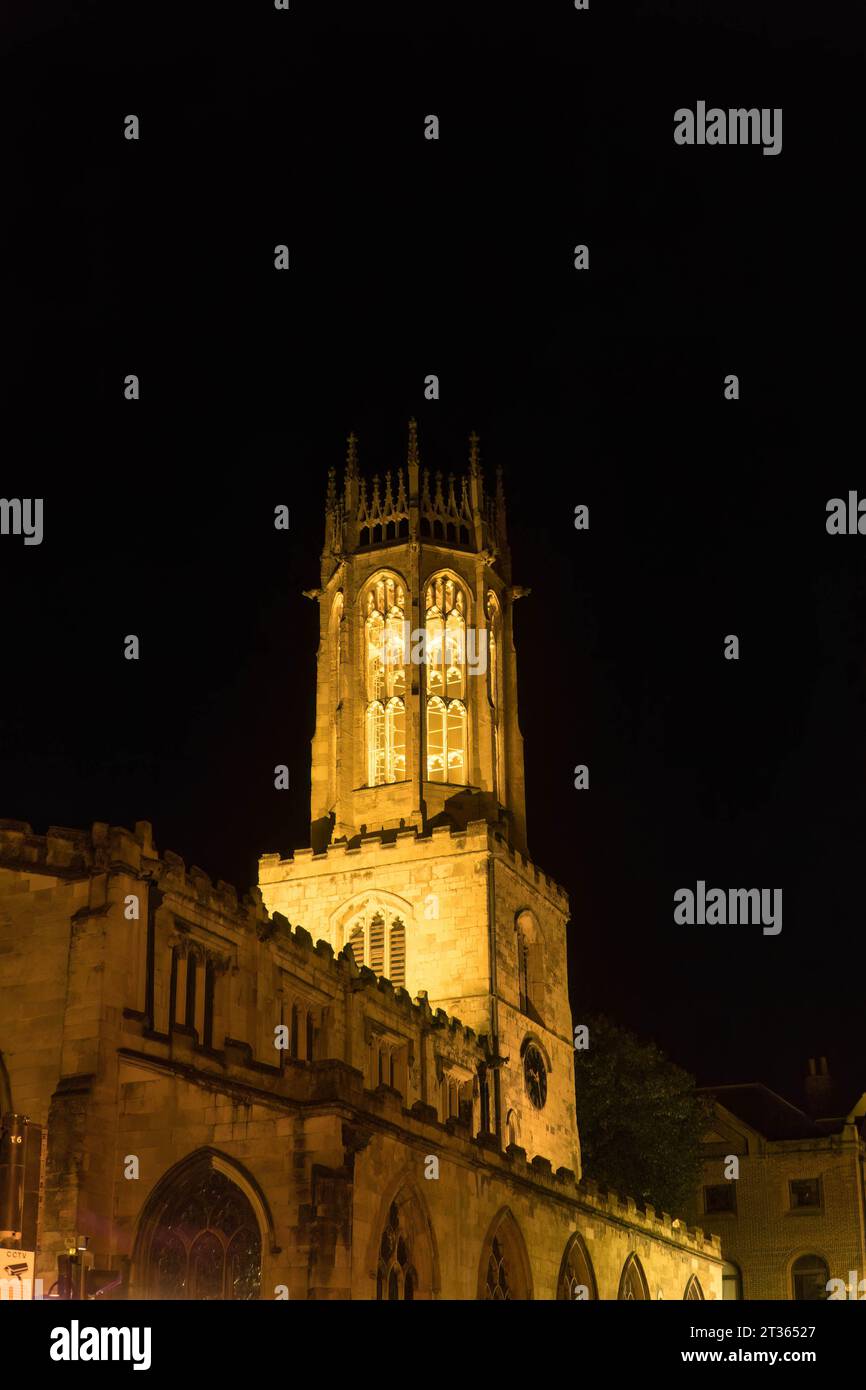 Kirche Allerheiligen Pflaster mit ihrem achteckigen Laternenturm aus dem 14. Jahrhundert. York England Großbritannien. Oktober 2023 Stockfoto