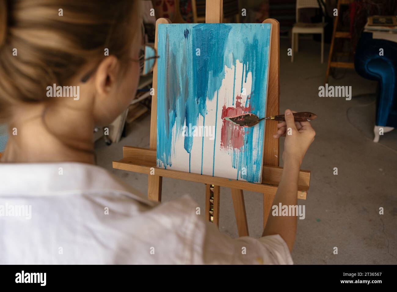 Maler, der im Kunststudio auf Leinwand malte Stockfoto