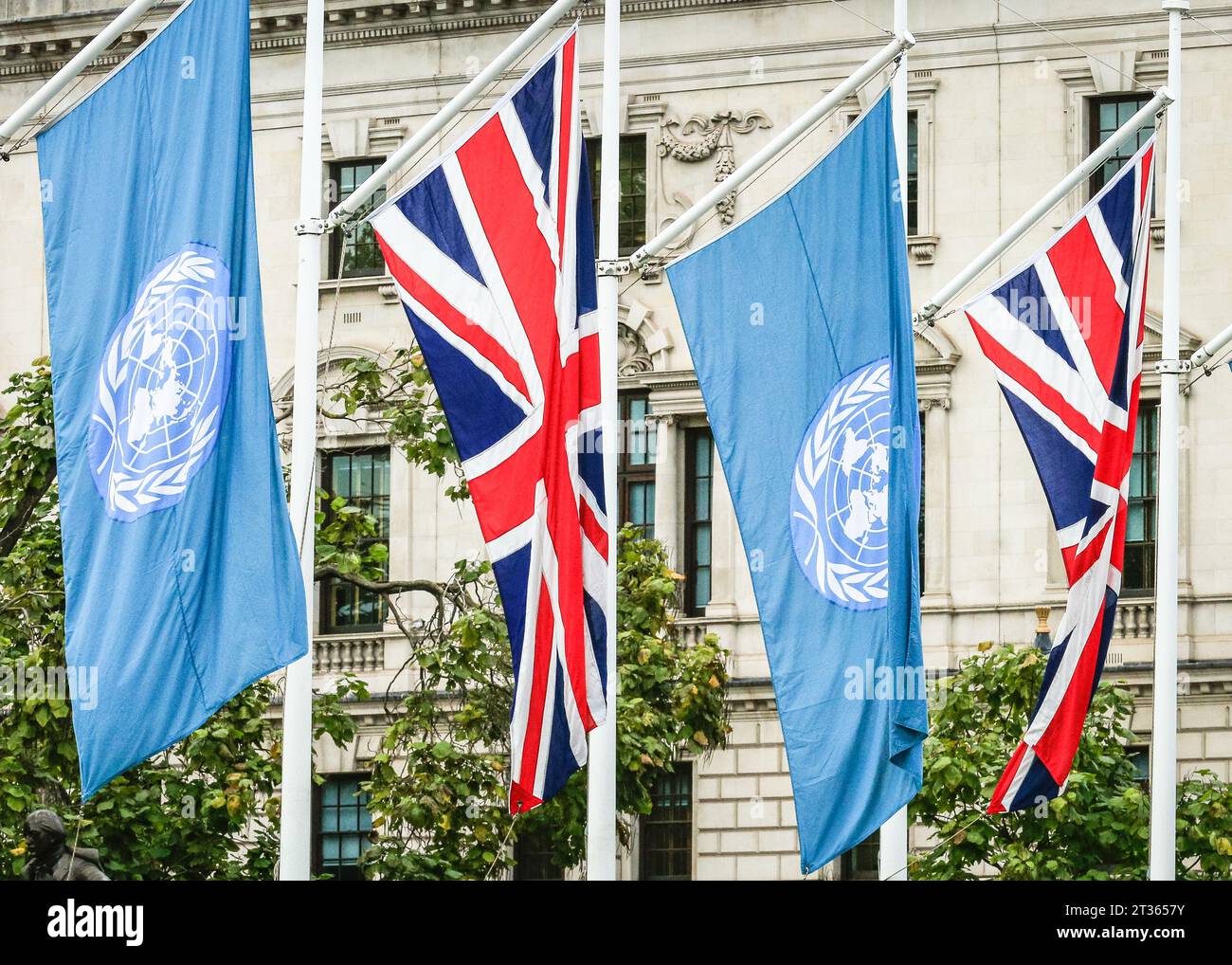 London, Großbritannien. Oktober 2023. Die Flaggen der Vereinten Nationen werden heute auf dem Parlamentsplatz mit den Flaggen der Union Jack gehisst, vor dem Tag der Vereinten Nationen, der morgen, den 24. Oktober, begangen wird. Quelle: Imageplotter/Alamy Live News Stockfoto