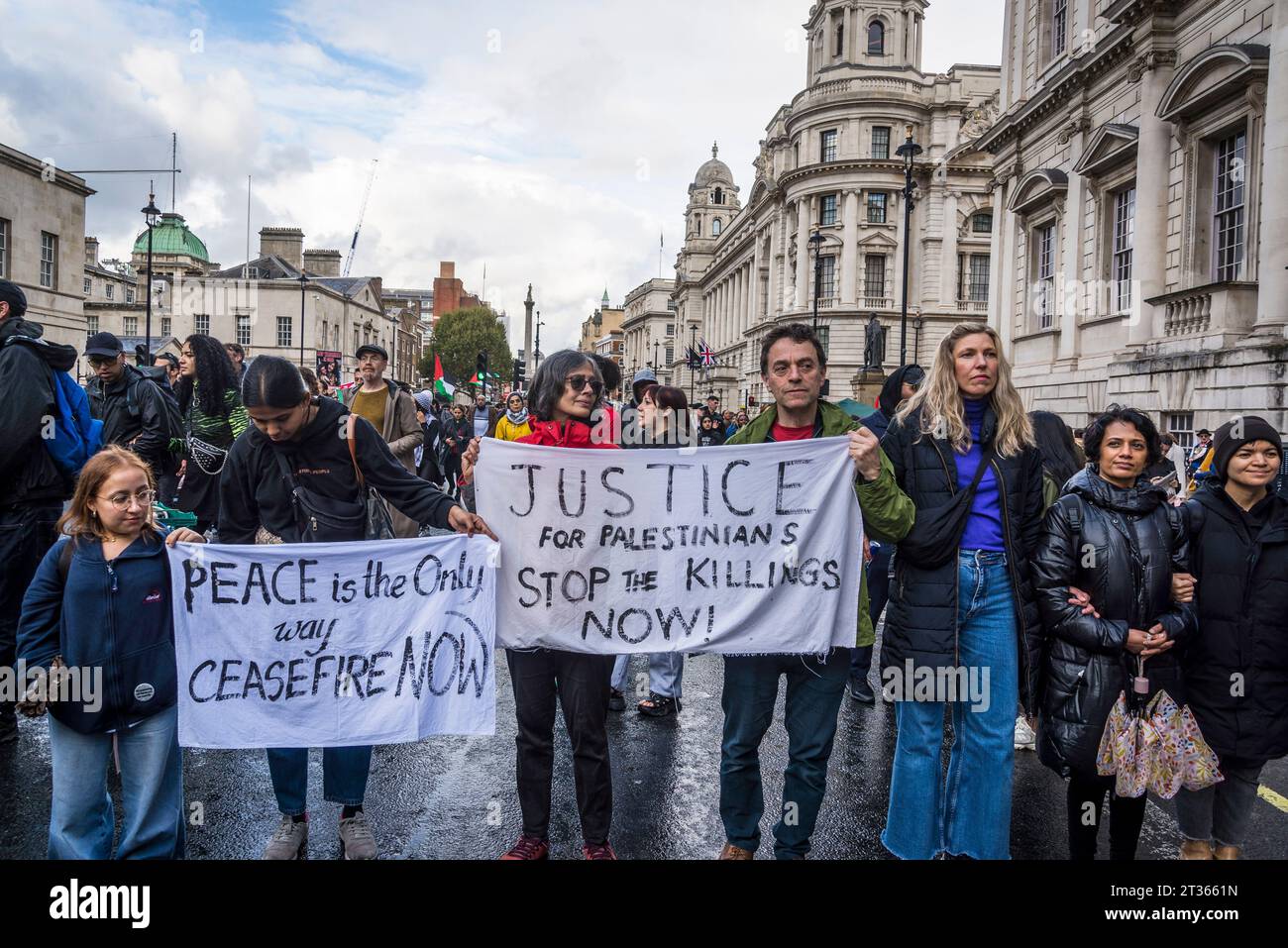 Demonstranten im Whitehall, pro-palästinensische Proteste in Zentral-London am 21.10.2023, England, Vereinigtes Königreich Stockfoto