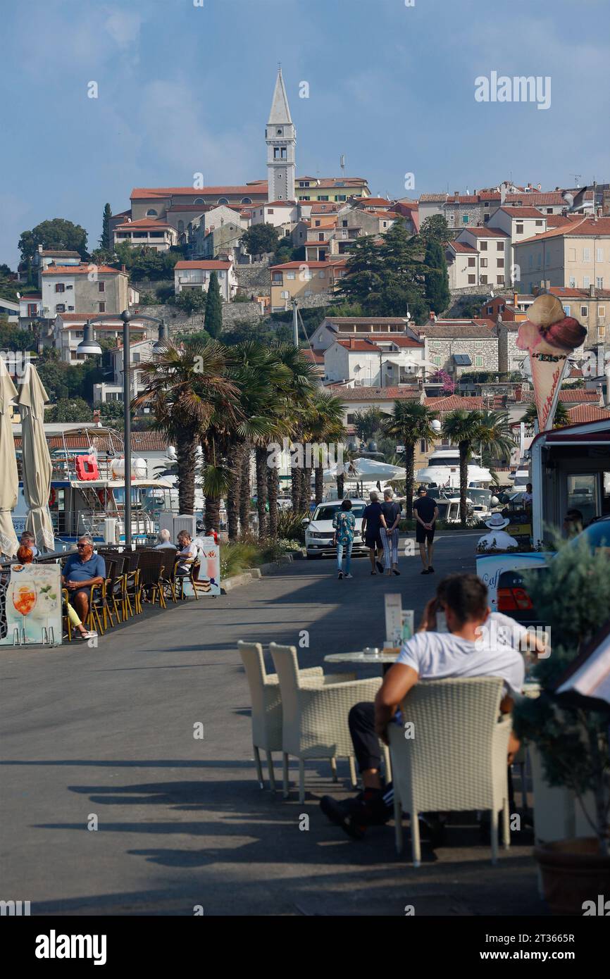 Coffeeshops an der Marina Promenade, in der Hintergrundstadt Vrsar, Istrien, Kroatien, Europa. Stockfoto