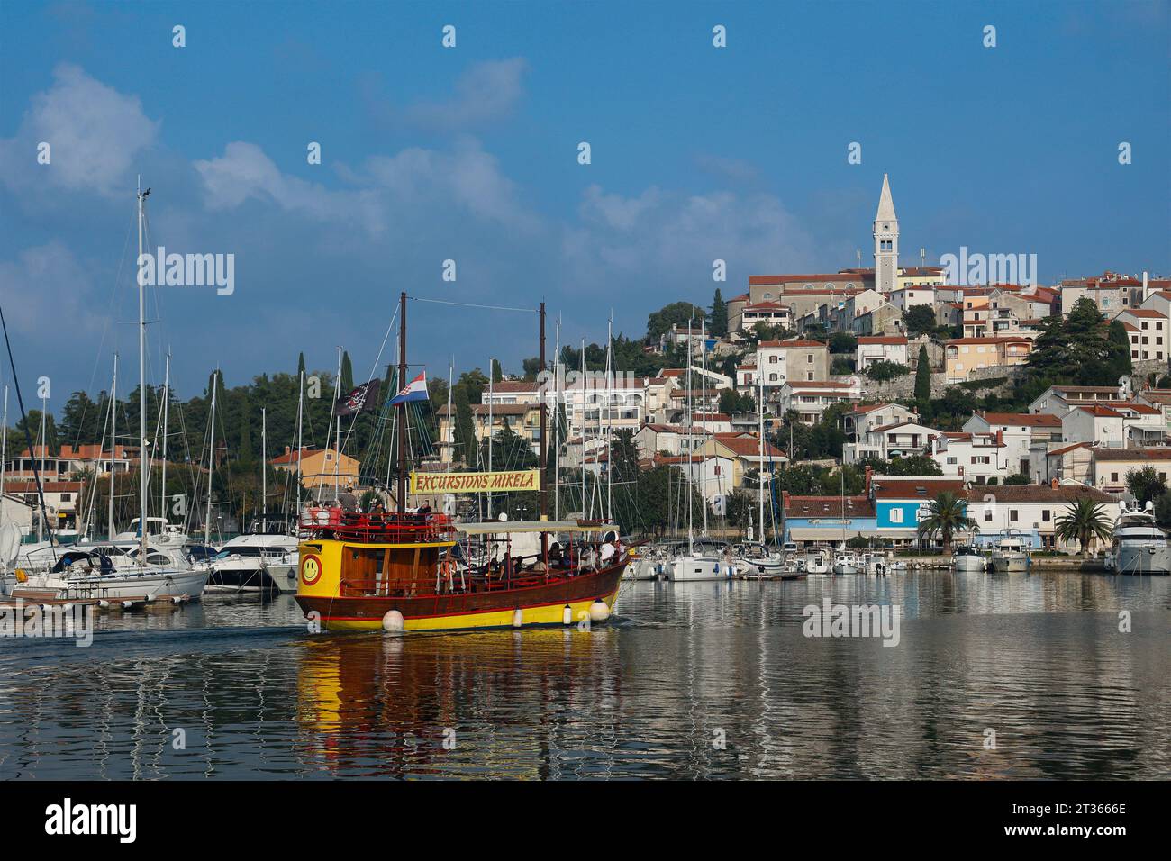 Ausflugsschiff Rückkehr zum Hafen mit der Altstadt von Vrsar im Hintergrund, Istrien, Kroatien. Stockfoto
