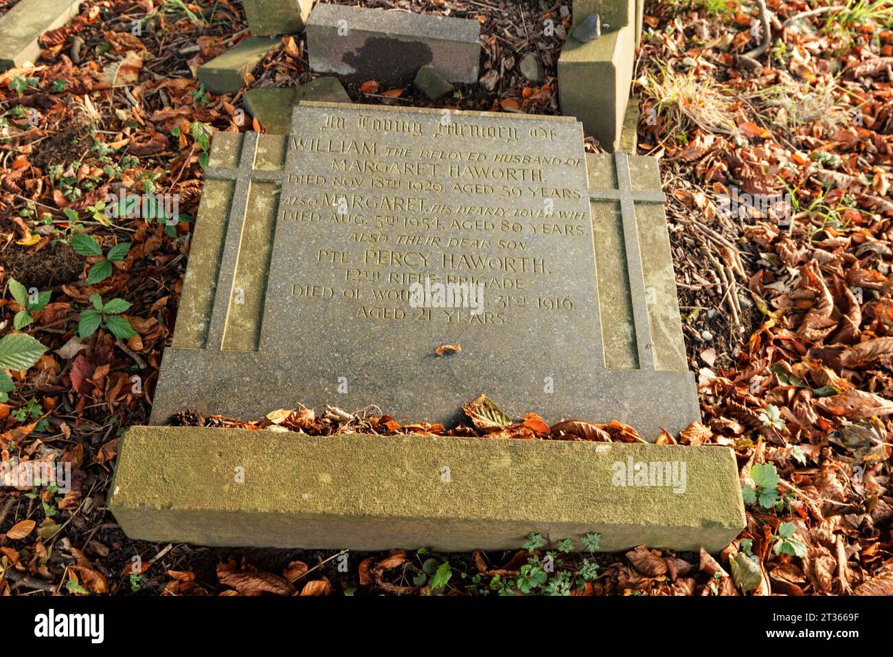 Gefallener Grabstein auf dem Blackburn Cemetery Stockfoto