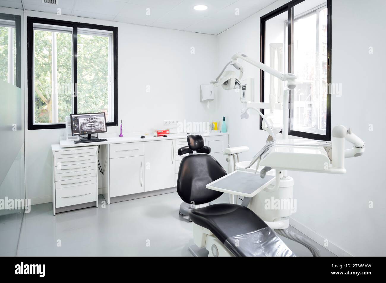 Zahnarztstuhl im Untersuchungsraum der Klinik Stockfoto