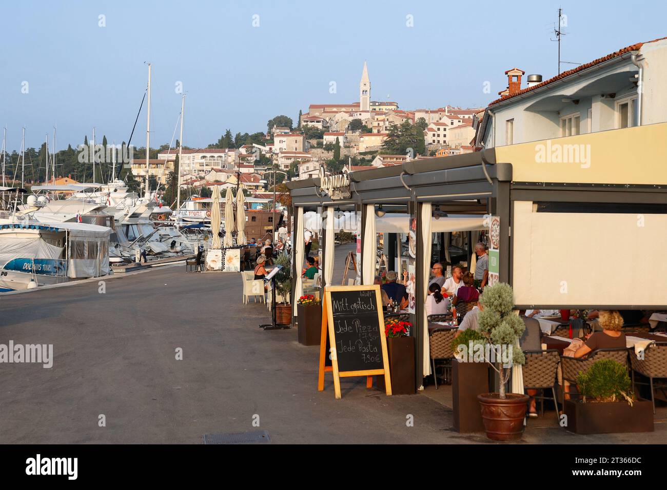 Blick auf das Laguna Restaurant neben dem Yachthafen, in der Hintergrundstadt Vrsar, Istrien, Kroatien, Europa. Stockfoto