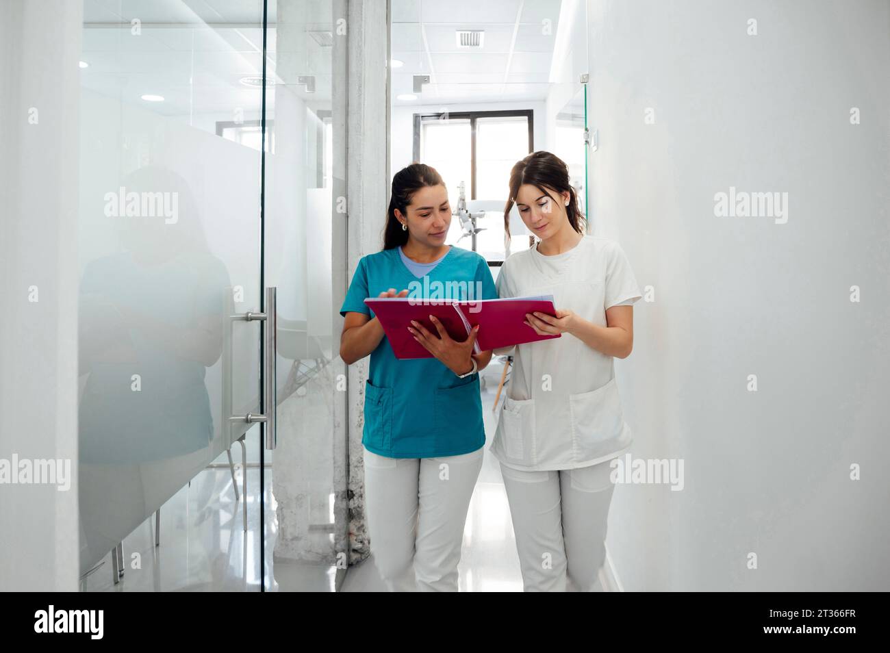 Zahnärztliche Untersuchungsbericht mit Kollegen in der Klinik Stockfoto