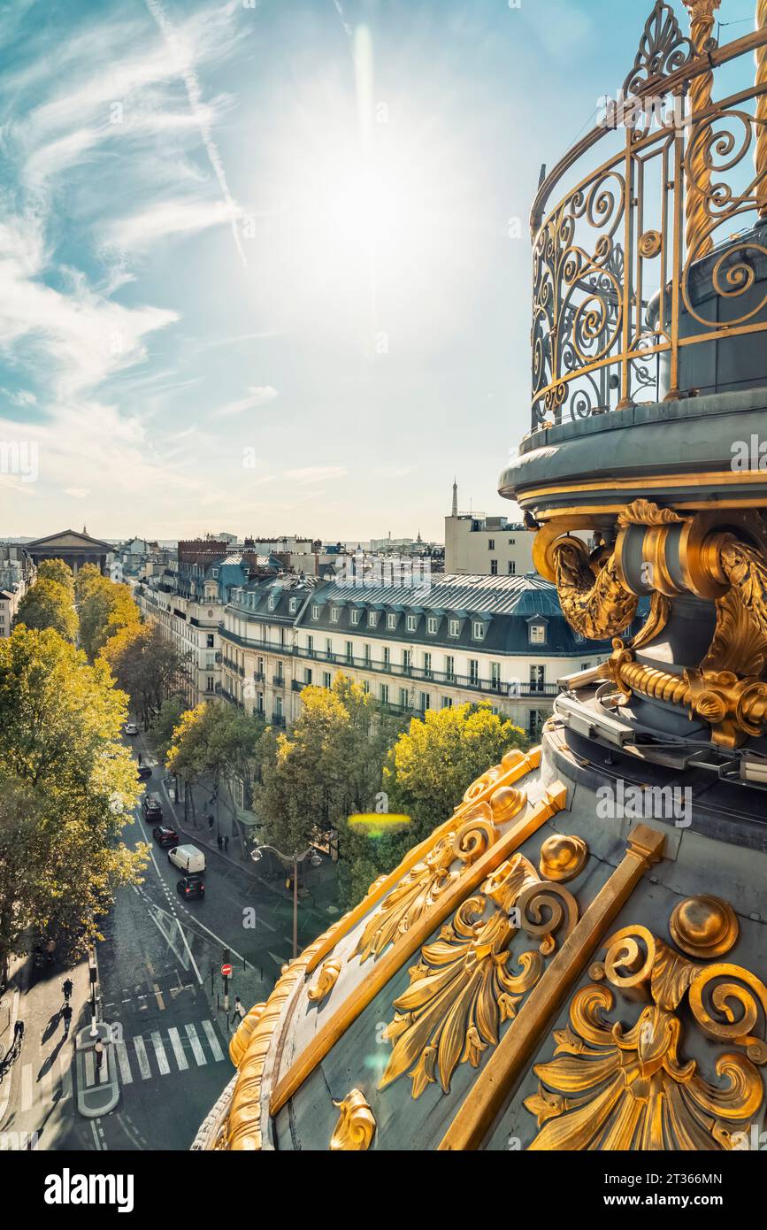 Frankreich, Ile-de-France, Paris, Boulevard Haussmann mit verzierter Kuppel im Vordergrund Stockfoto