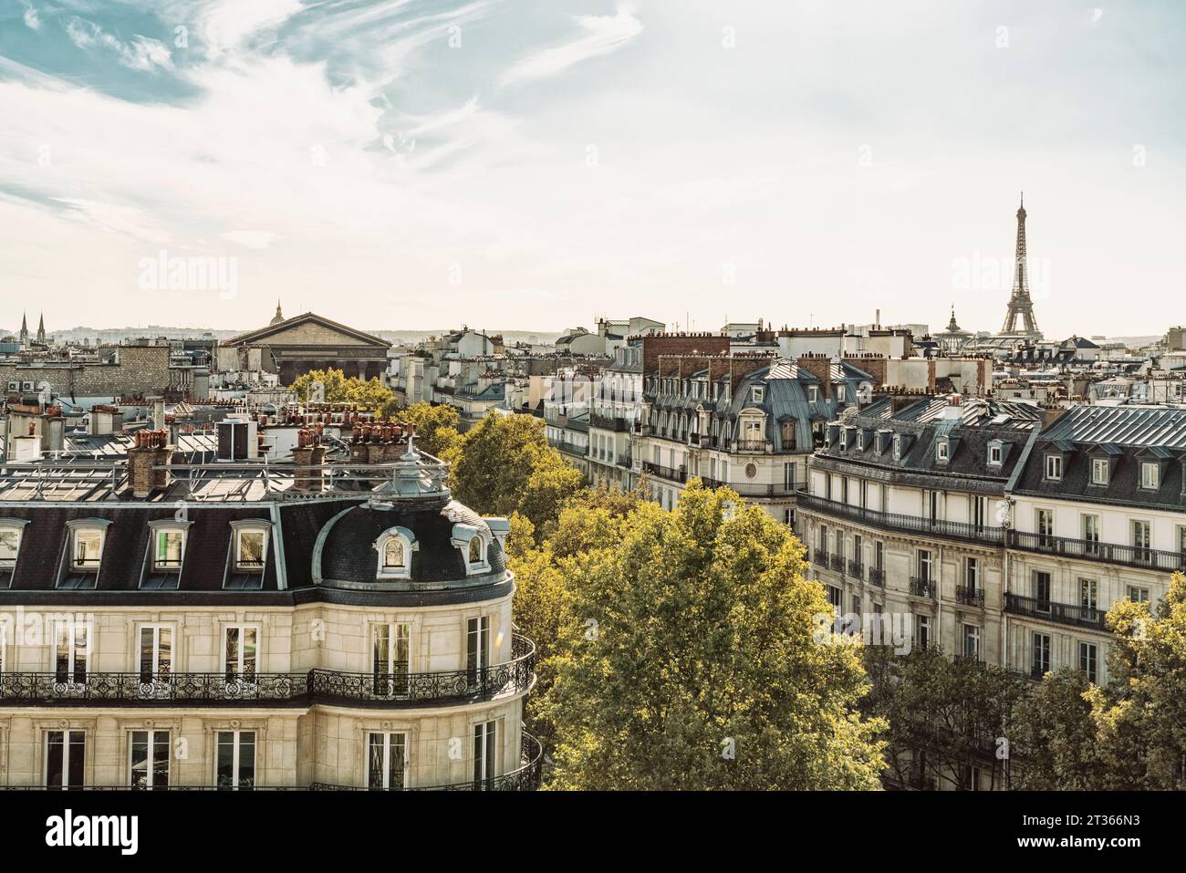 Frankreich, Ile-de-France, Paris, Wohnviertel mit Eiffelturm im fernen Hintergrund Stockfoto