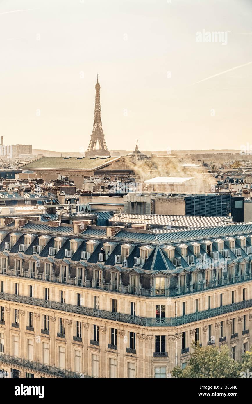 Frankreich, Ile-de-France, Paris, Wohnviertel mit Eiffelturm im fernen Hintergrund Stockfoto
