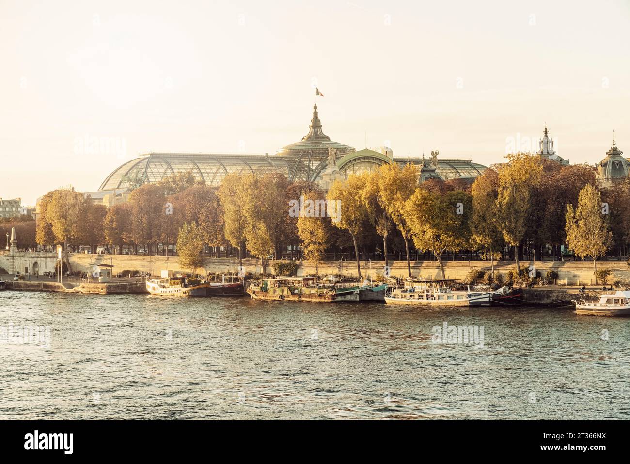 Frankreich, Ile-de-France, Paris, Boote an der seine in der Abenddämmerung mit Grand Palais im Hintergrund Stockfoto