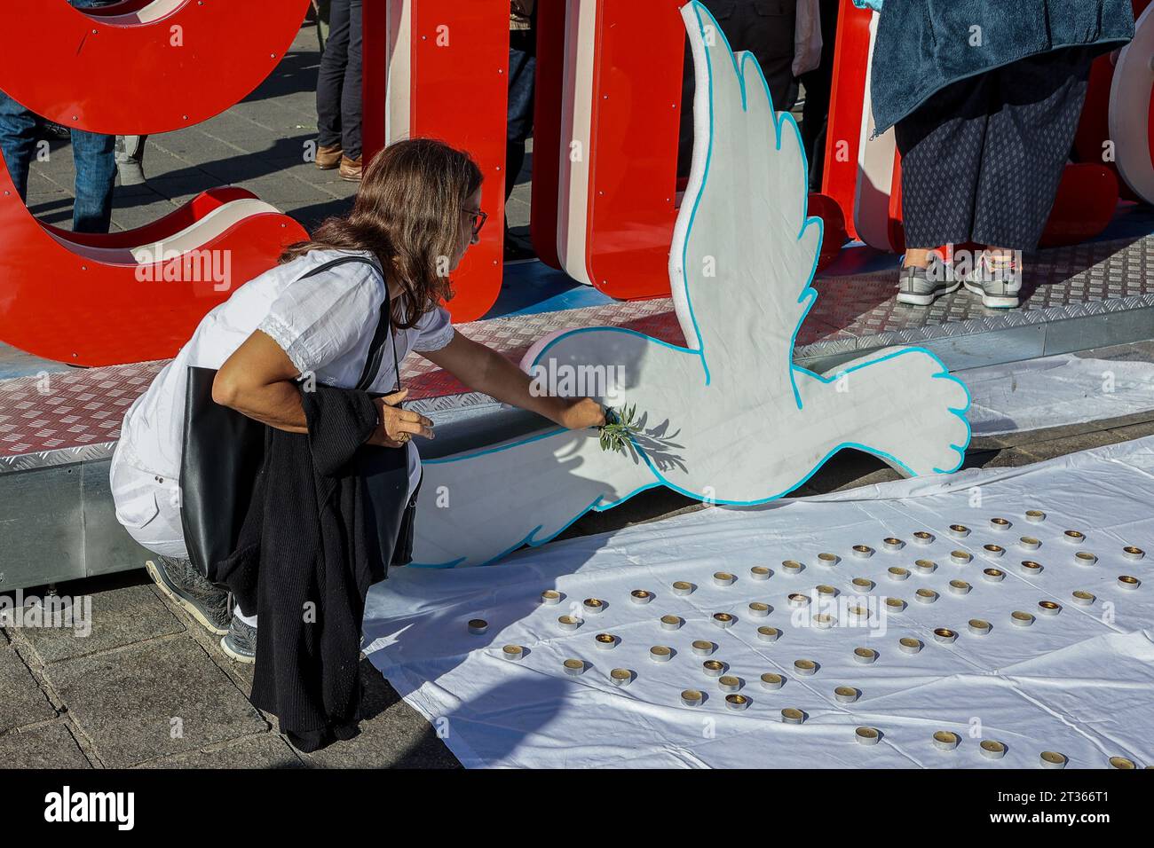 Ein Demonstrant stellt einen Olivenzweig vor ein Schild, das die Taube des Friedens darstellt. In Marseille riefen die humanitären Organisationen Abbé Pierre Foundation und die Menschenrechtsliga zu einer Kundgebung für den Weltfrieden auf. (Foto: Denis Thaust / SOPA Images/SIPA USA) Stockfoto