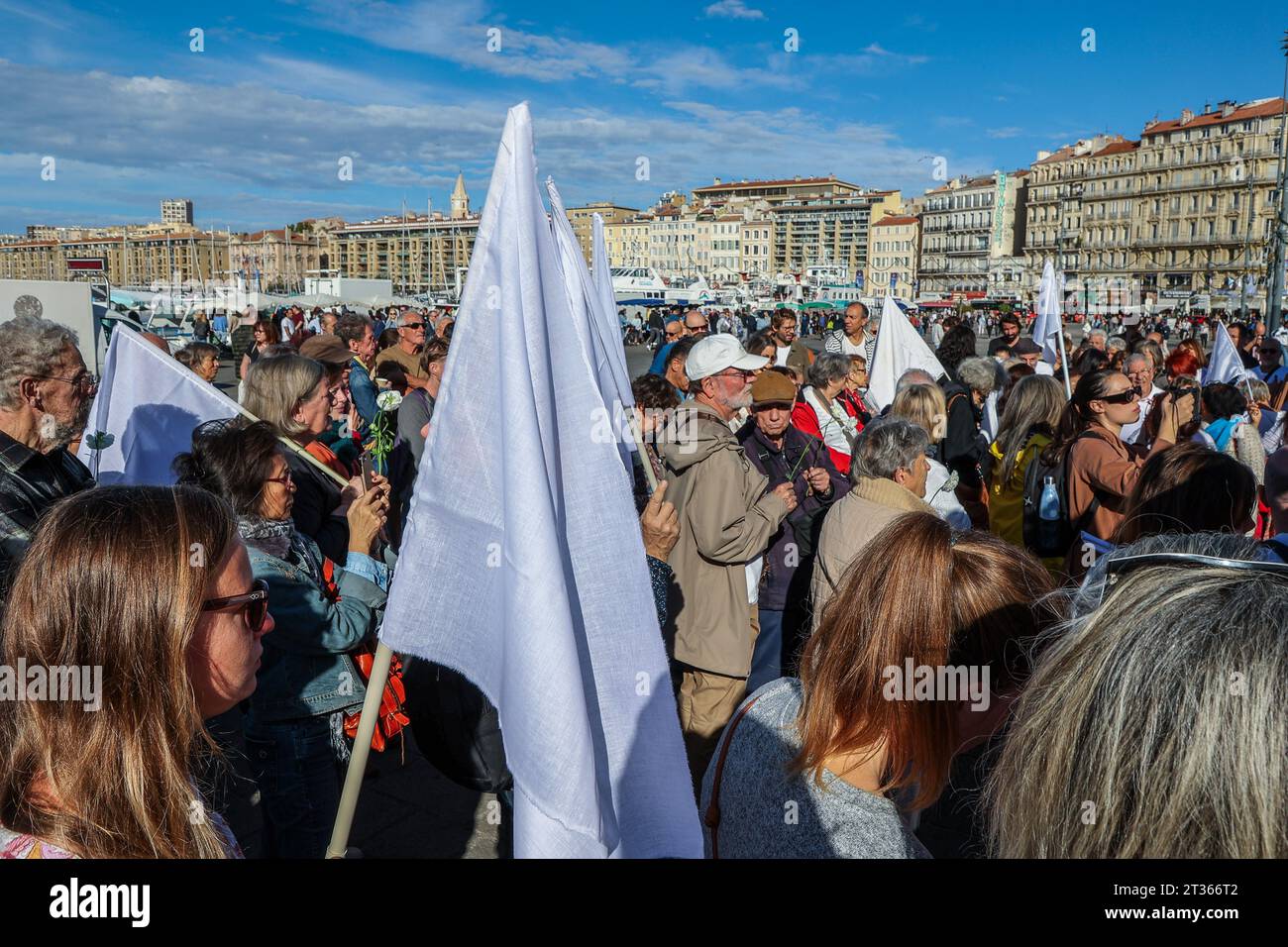 Demonstranten versammeln sich im Alten Hafen von Marseille während der Friedensdemonstration. In Marseille riefen die humanitären Organisationen Abbé Pierre Foundation und die Menschenrechtsliga zu einer Kundgebung für den Weltfrieden auf. (Foto: Denis Thaust / SOPA Images/SIPA USA) Stockfoto