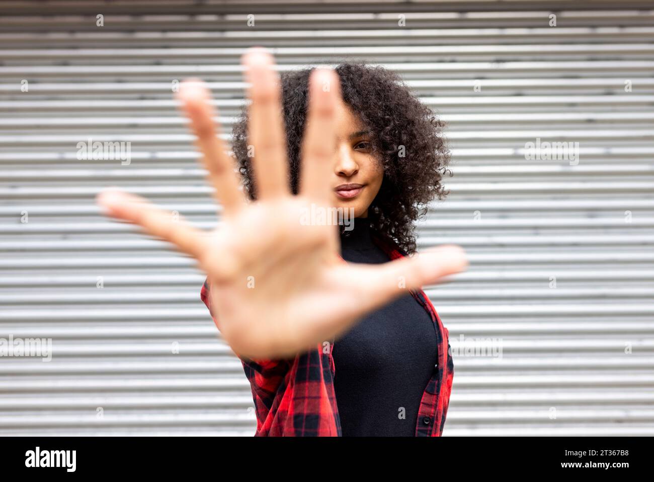 Frau zeigt Stop-Geste vor dem Auslöser Stockfoto
