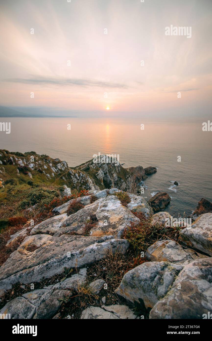 Felsformationen in der Nähe des Meeres bei Sonnenuntergang Stockfoto