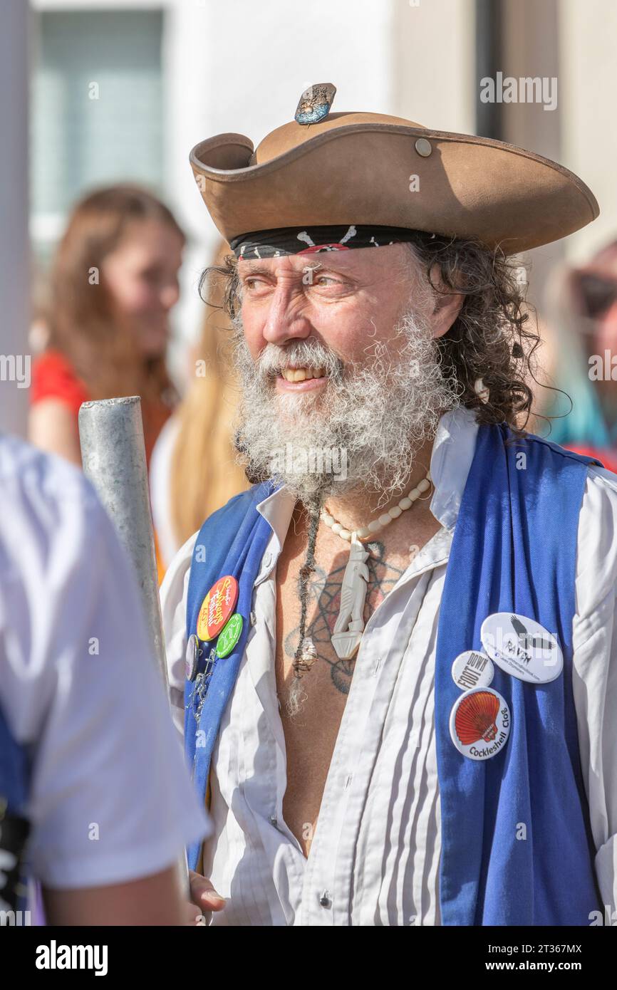 Eine bärtige morris-Tänzerin in einem Piratenhut beim Tenterden Folk Festival, Kent Stockfoto