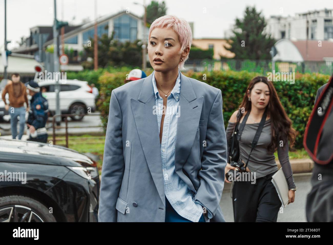 Ein Gast trägt einen blauen Oversize-Blazer, außerhalb der Gucci-Show während der Mailänder Fashion Week im Frühjahr/Sommer 2024. Stockfoto