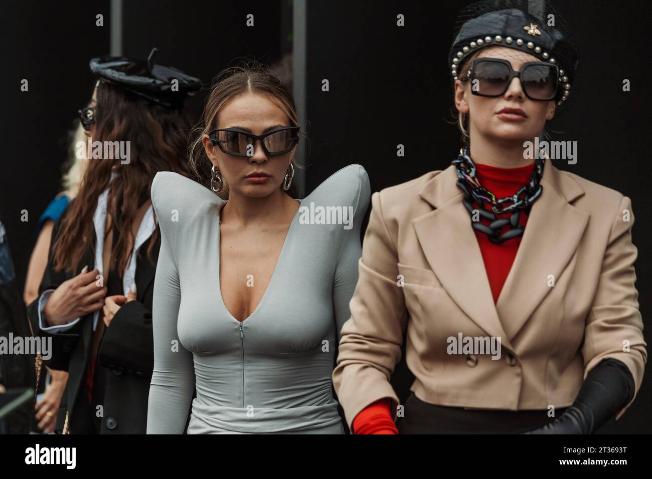 Gäste außerhalb der Gucci Show während der Milan Fashion Week Damenbekleidung Frühjahr/Sommer 2024. Stockfoto
